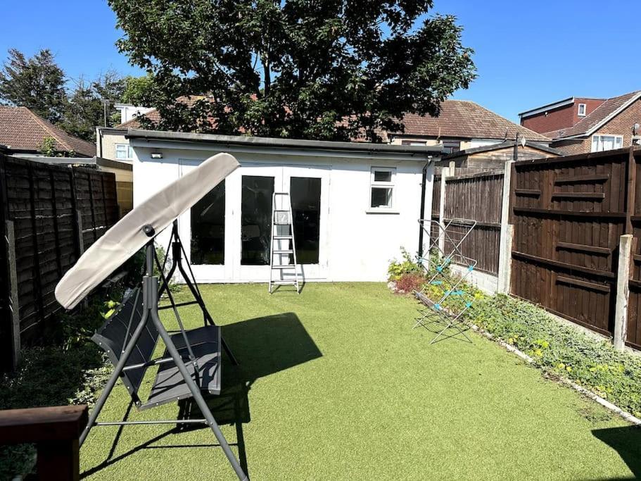 Spacious Holiday Near Tube Station - By Starlet Casa de férias