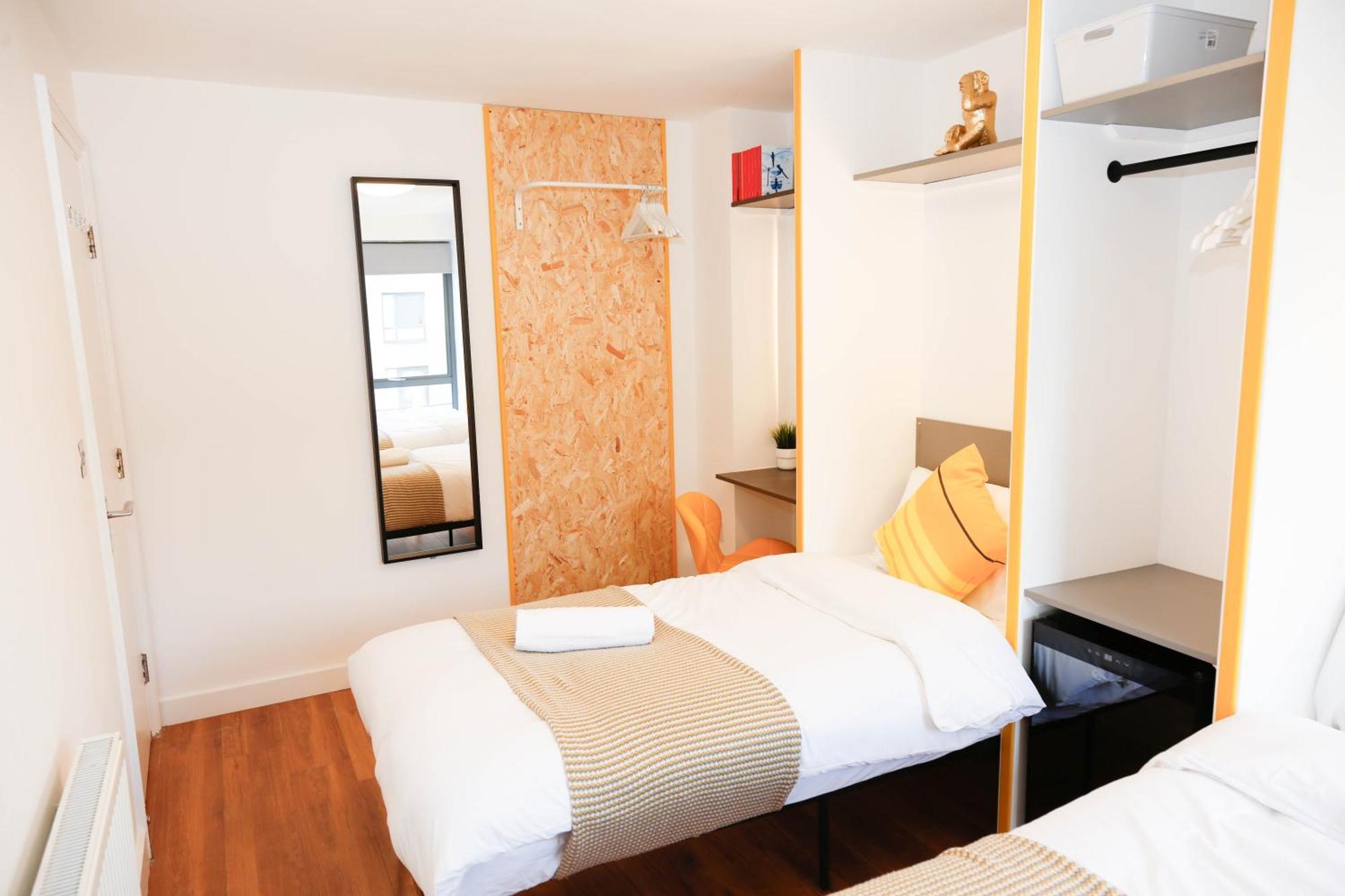 New Luxury In Location Next To Shops, Cafes, Bars & Metro Apartment London