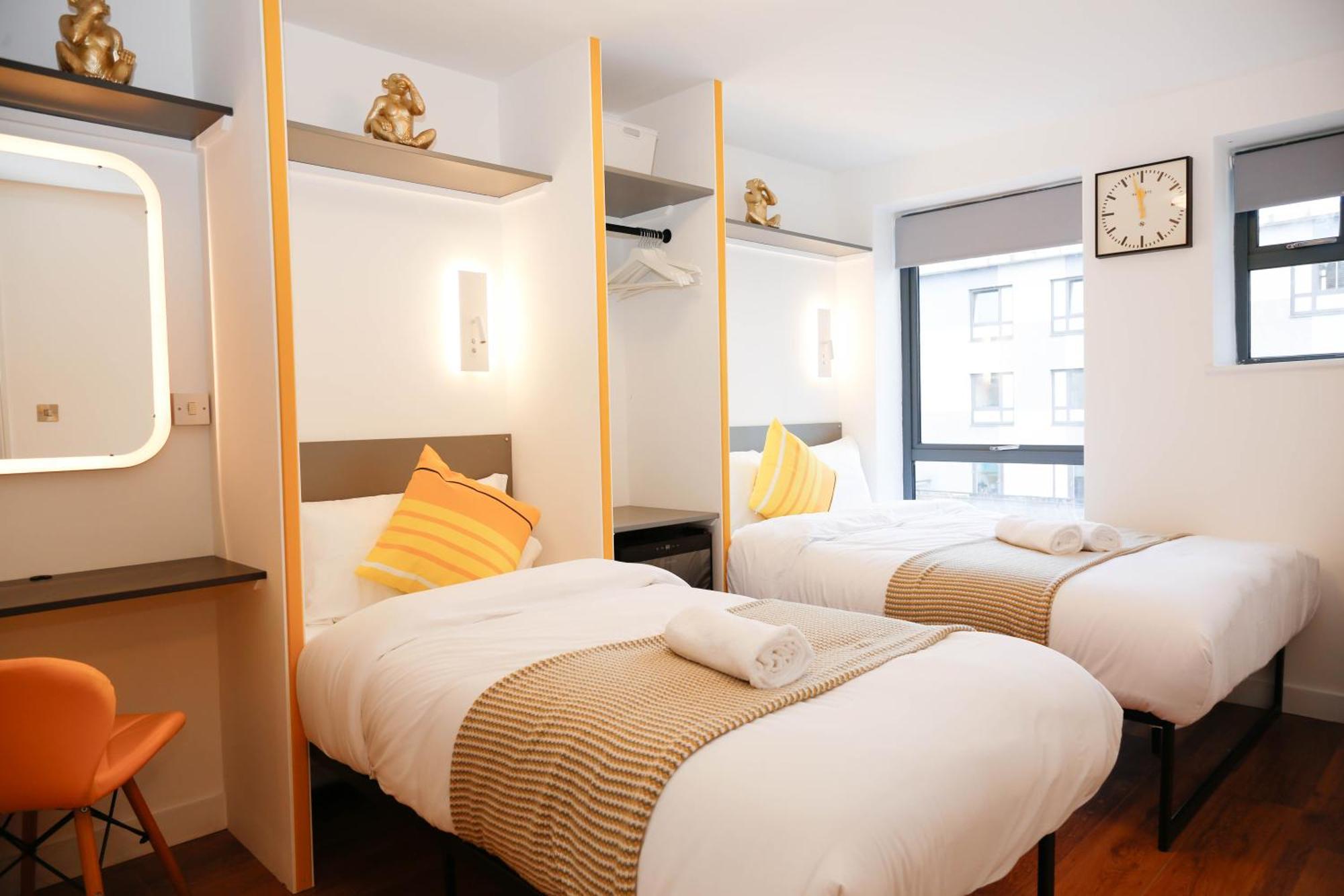 New Luxury In Location Next To Shops, Cafes, Bars & Metro London
