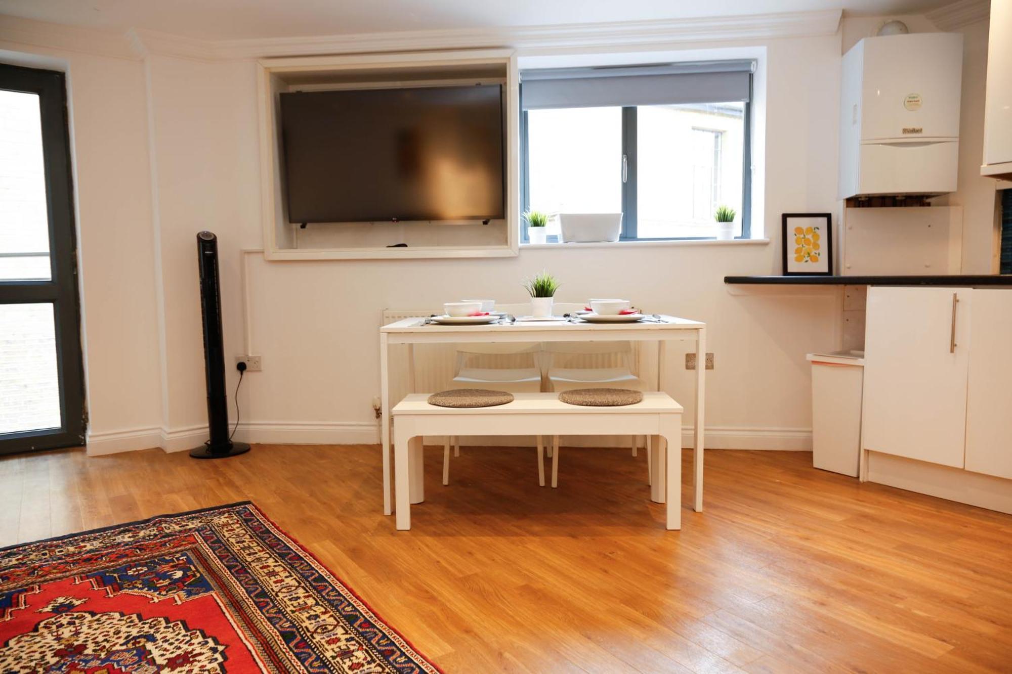 New Luxury In Location Next To Shops, Cafes, Bars & Metro London