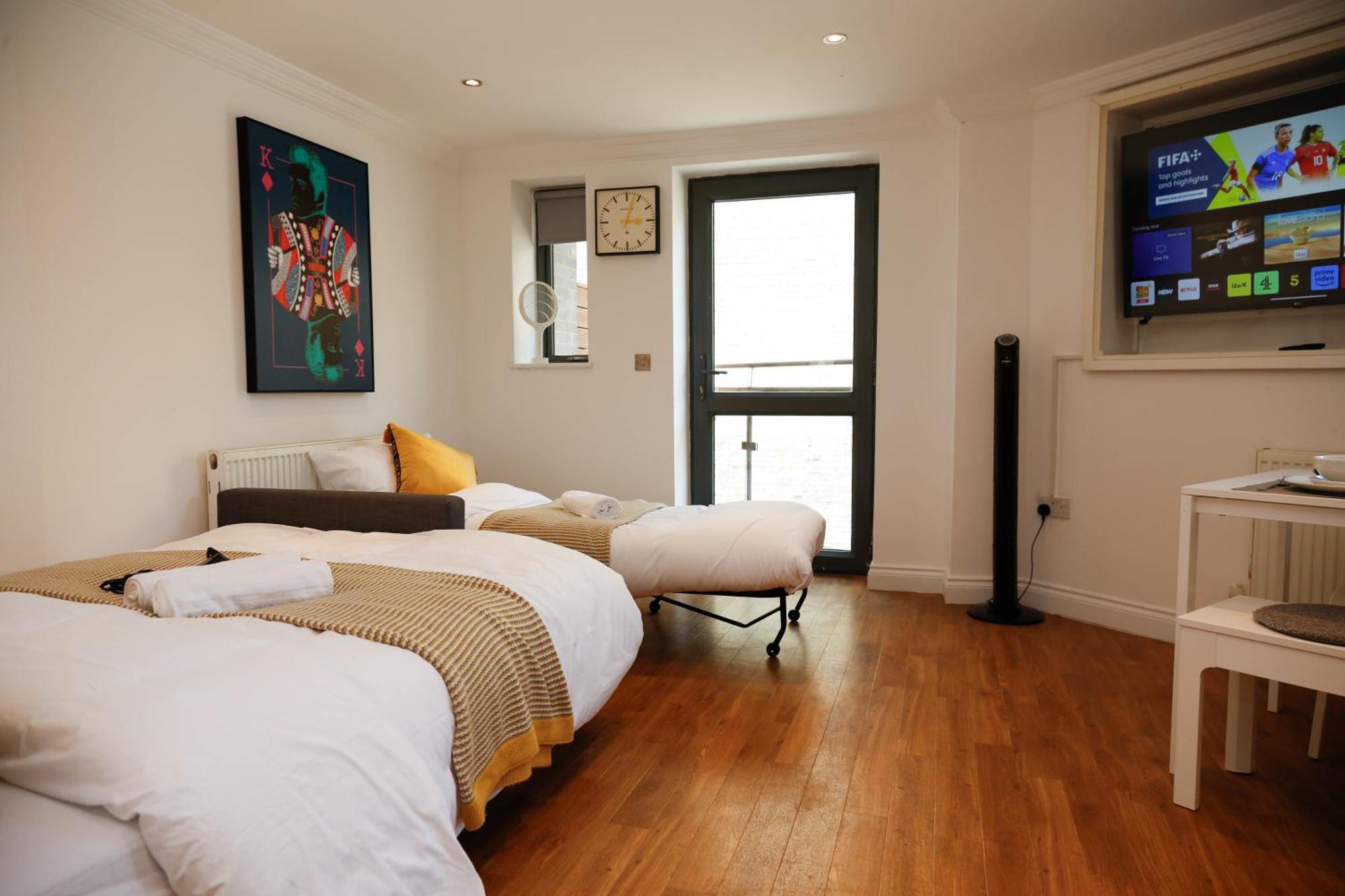 New Luxury In Location Next To Shops, Cafes, Bars & Metro Apartment London