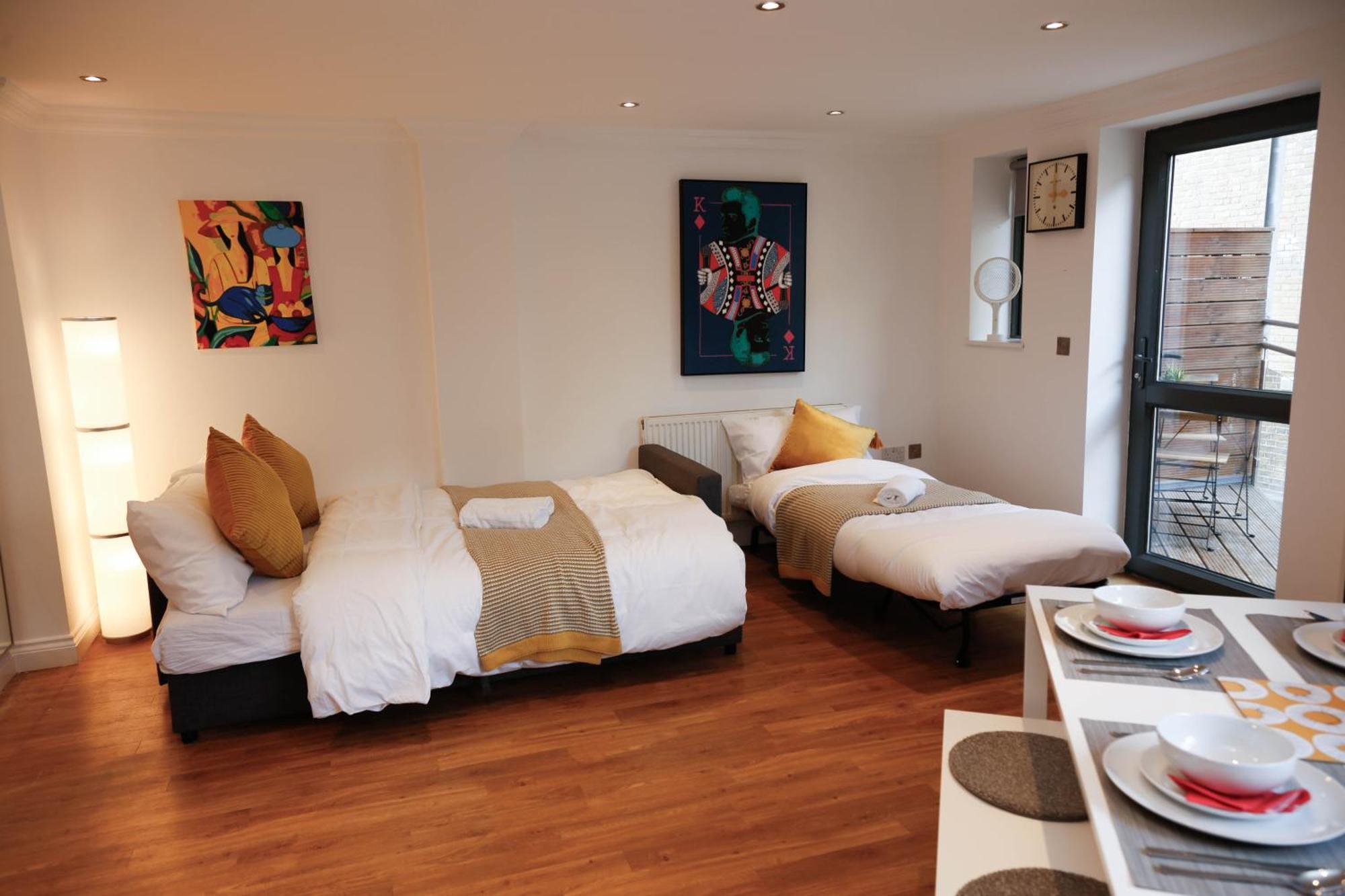 New Luxury In Location Next To Shops, Cafes, Bars & Metro Apartment