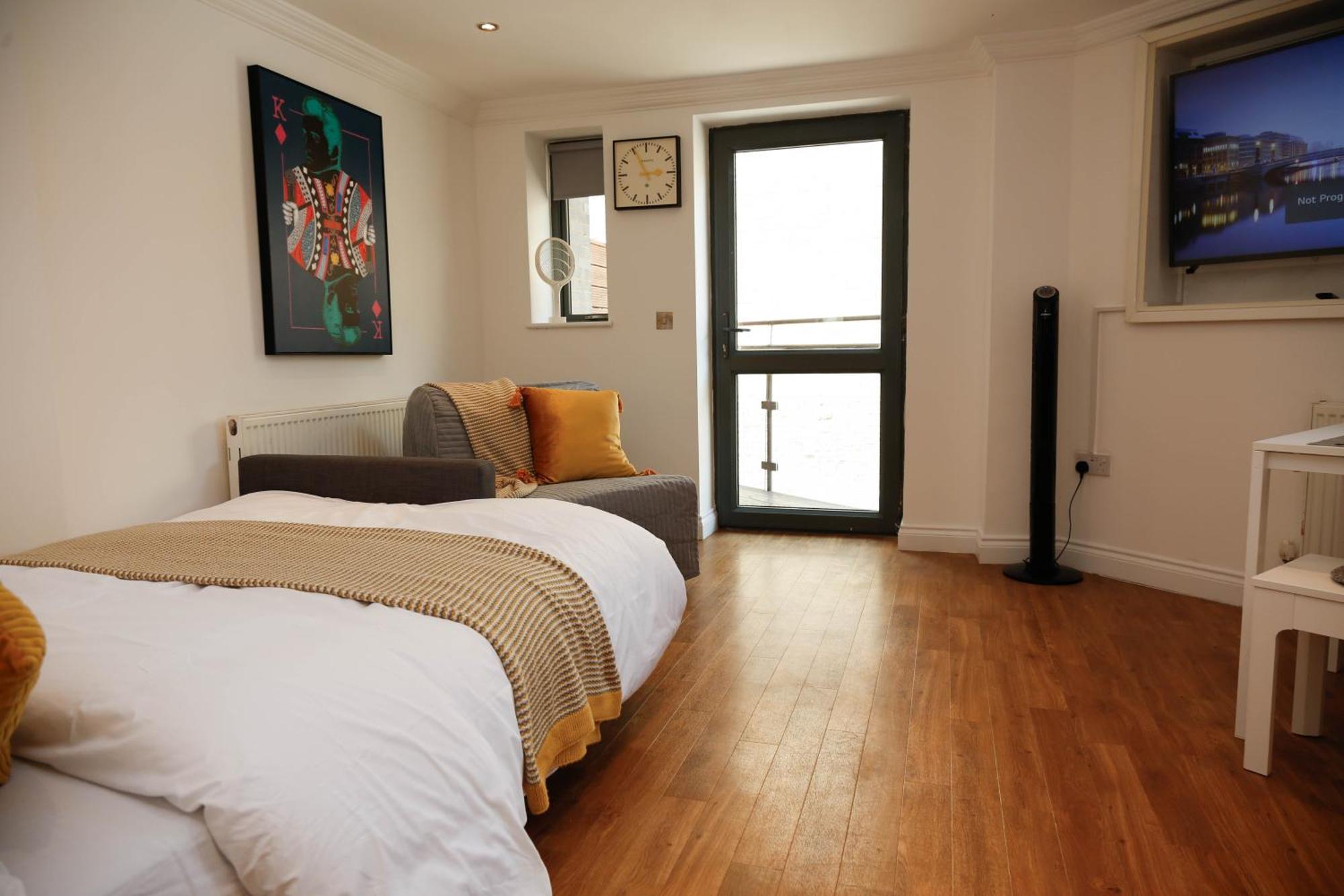 Apartment New Luxury In Location Next To Shops, Cafes, Bars & Metro *