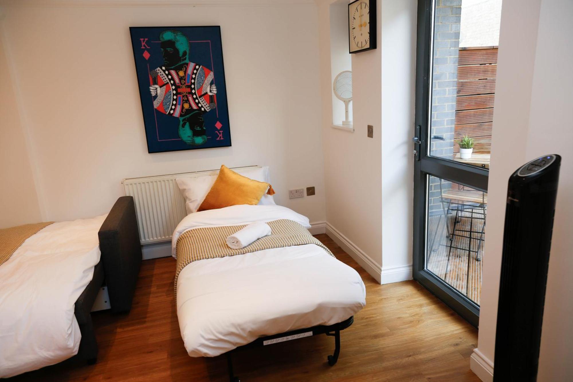 New Luxury In Location Next To Shops, Cafes, Bars & Metro *