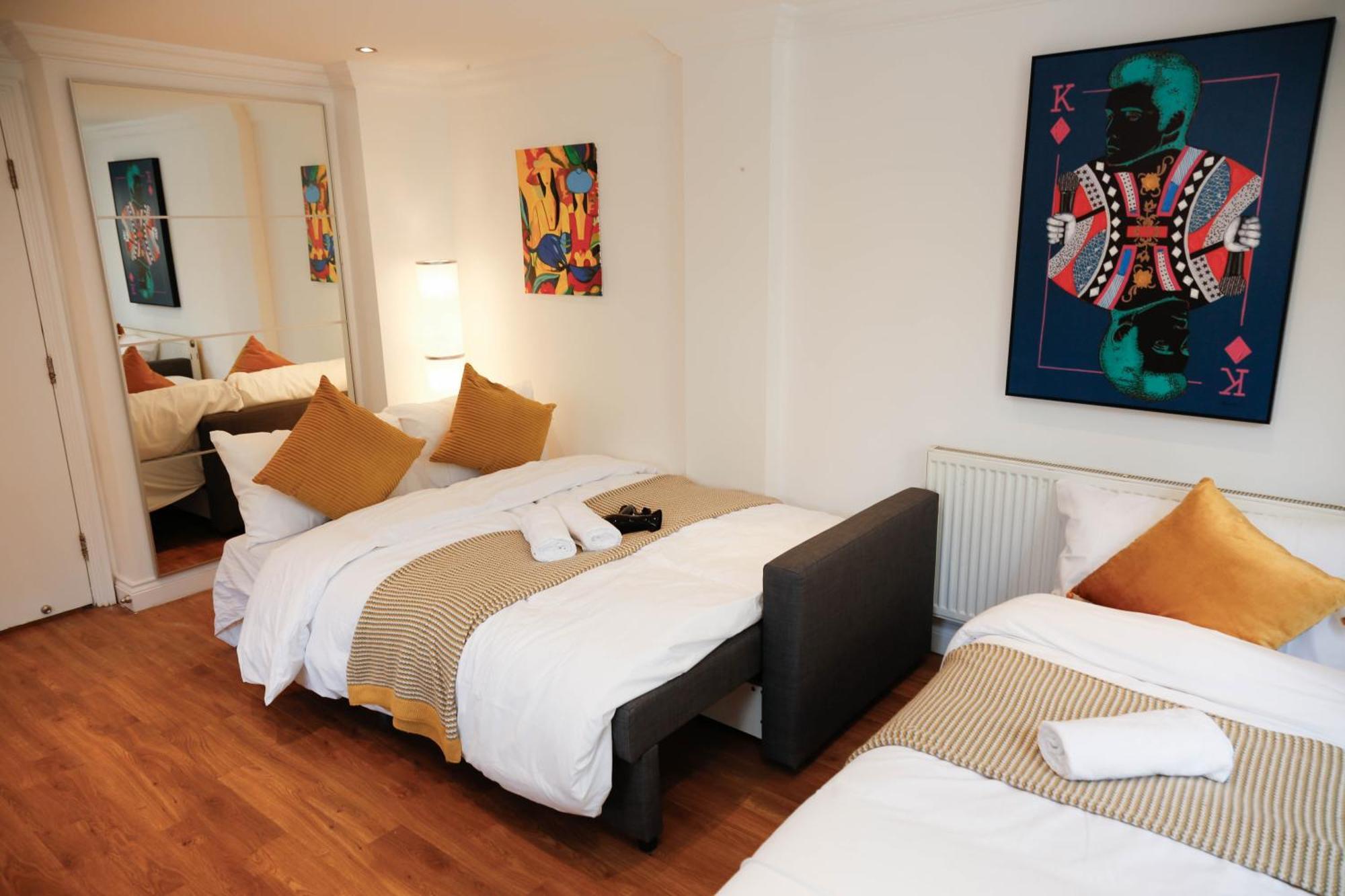New Luxury In Location Next To Shops, Cafes, Bars & Metro Apartment