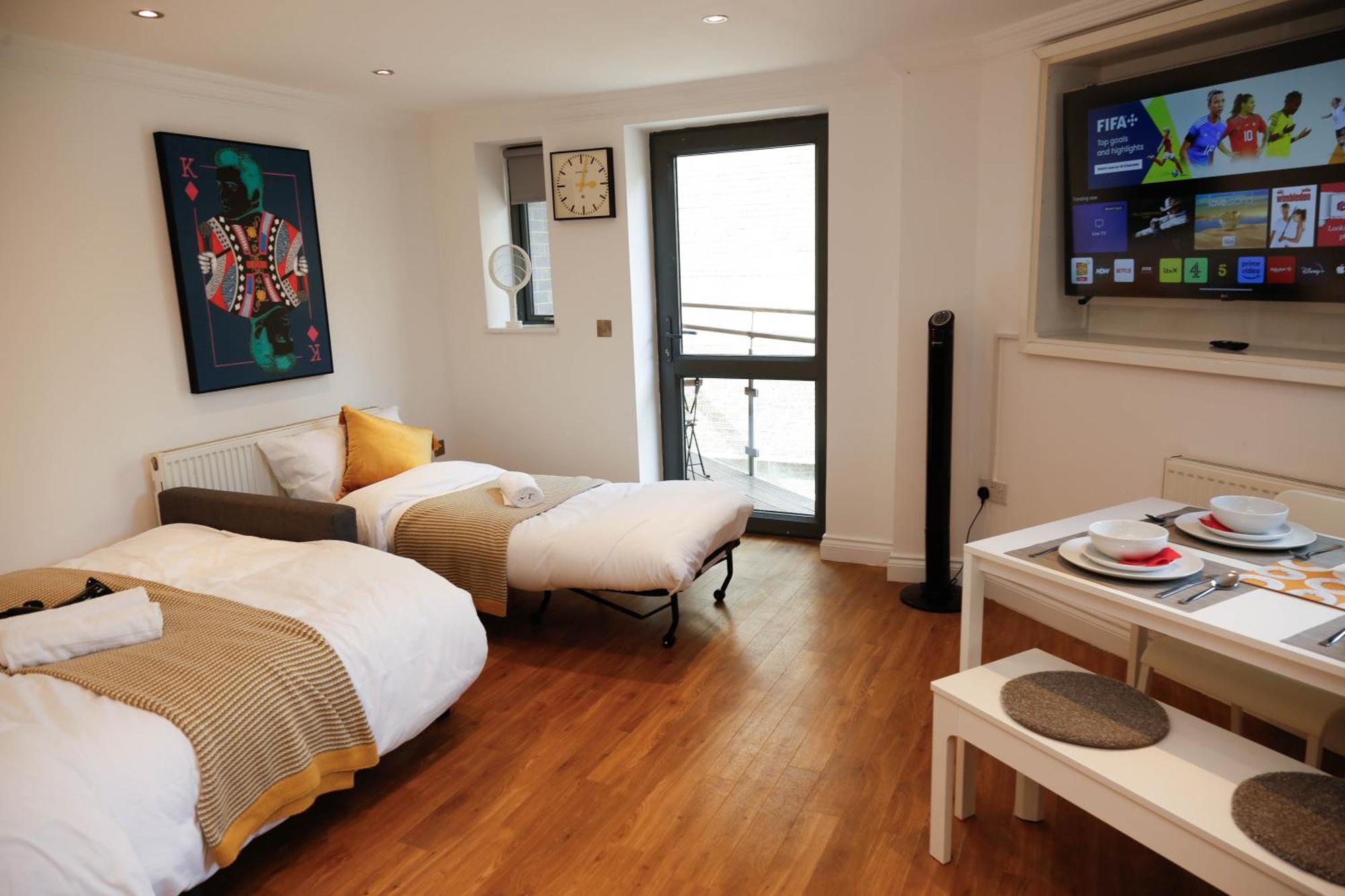 New Luxury In Location Next To Shops, Cafes, Bars & Metro * London