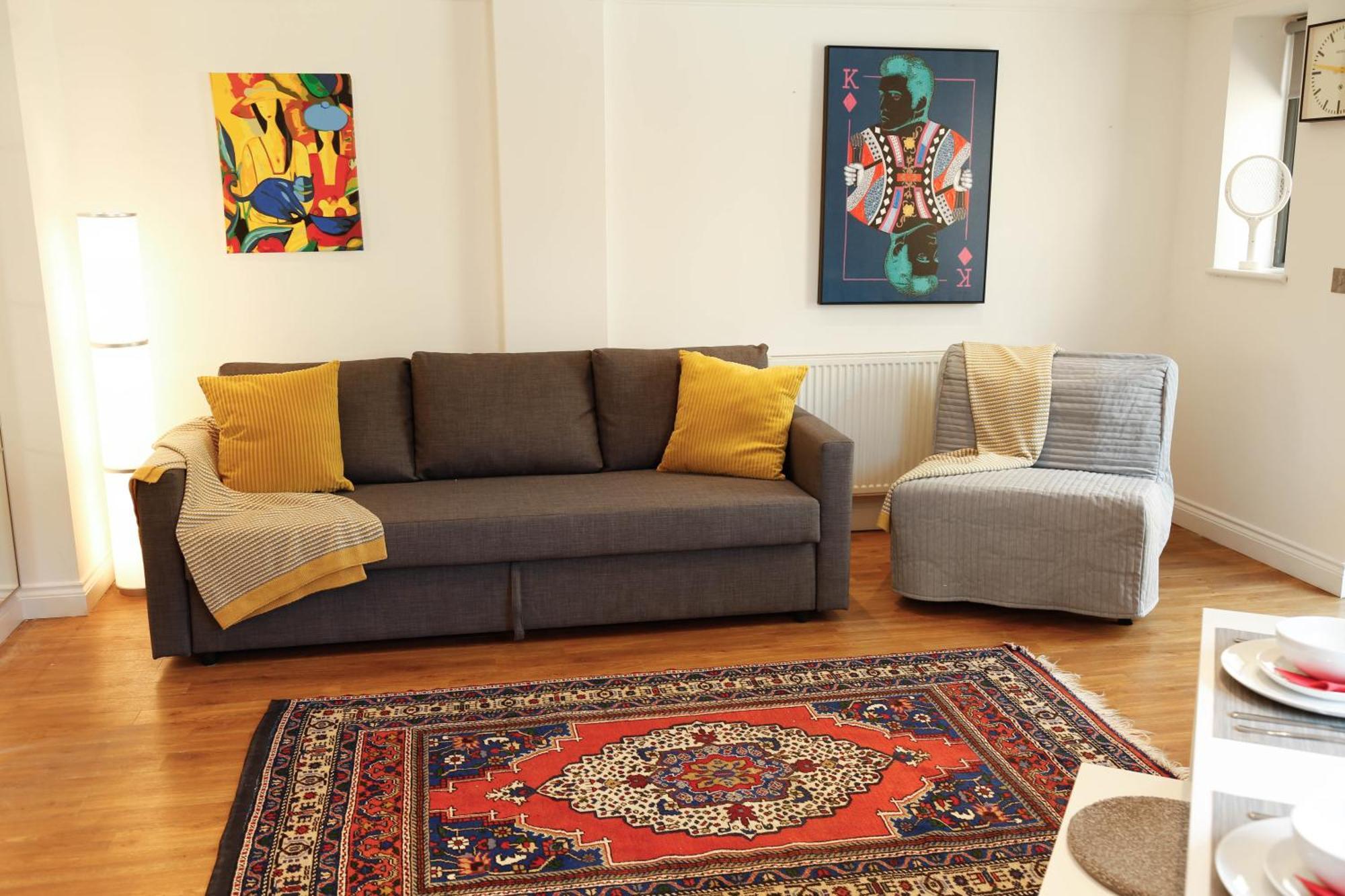 New Luxury In Location Next To Shops, Cafes, Bars & Metro Apartment