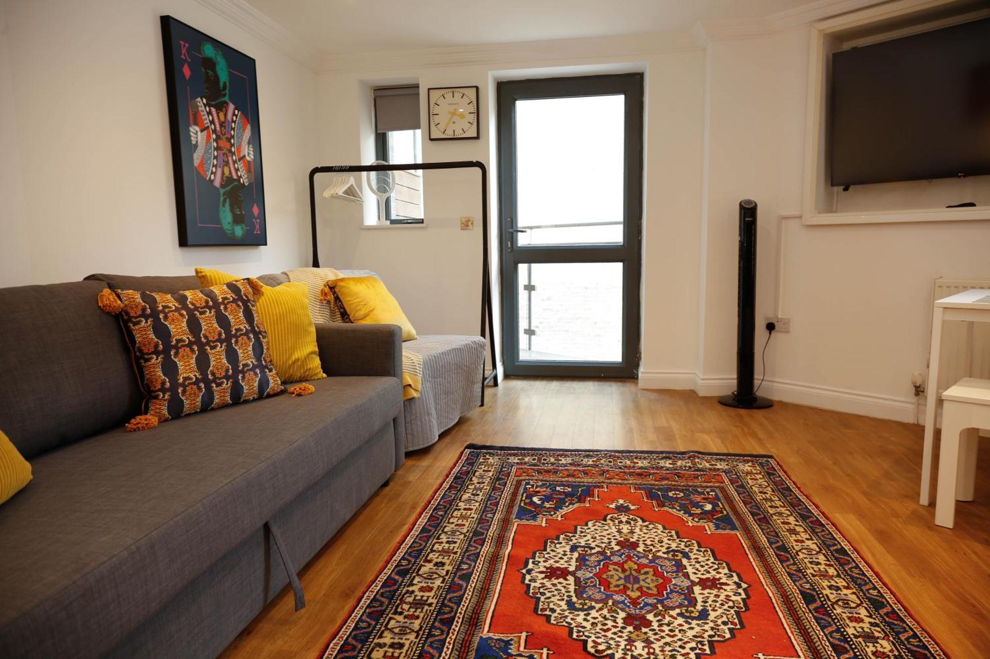 Apartment New Luxury In Location Next To Shops, Cafes, Bars & Metro