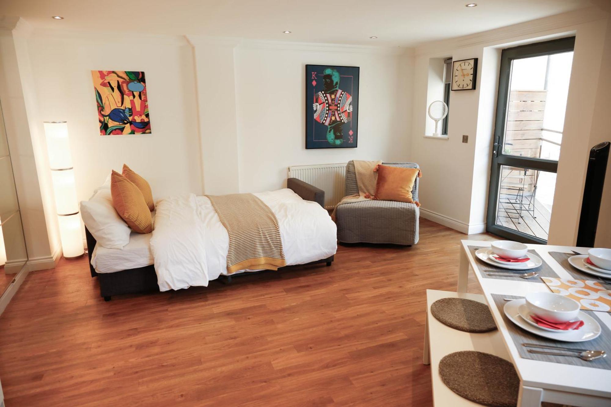 New Luxury In Location Next To Shops, Cafes, Bars & Metro London