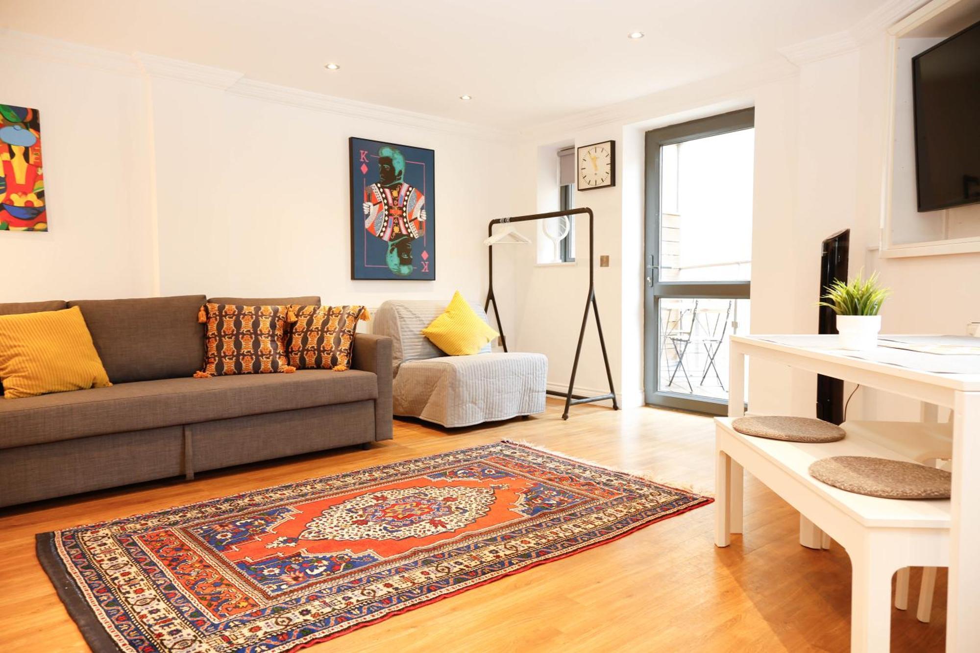 Apartment New Luxury In Location Next To Shops, Cafes, Bars & Metro