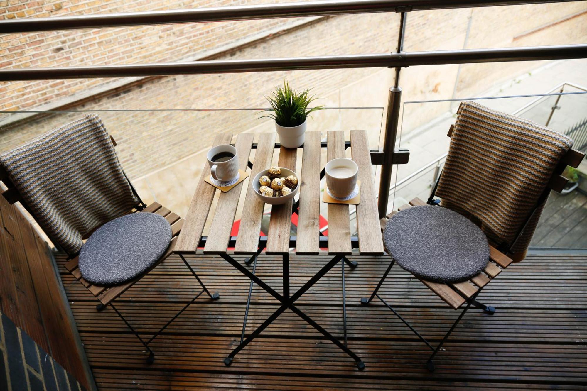 New Luxury In Location Next To Shops, Cafes, Bars & Metro Apartment *