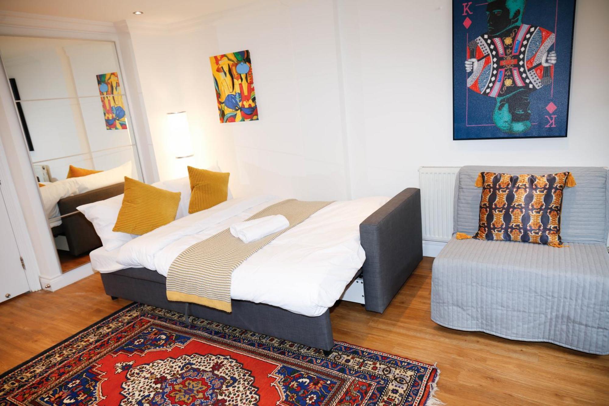 Apartment New Luxury In Location Next To Shops, Cafes, Bars & Metro *