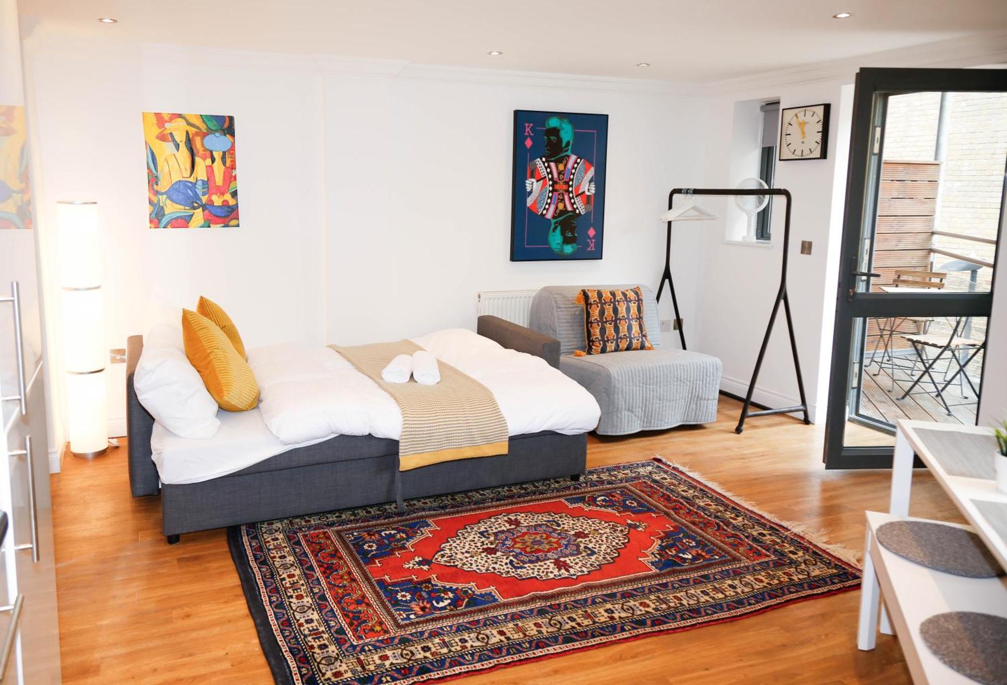 New Luxury In Location Next To Shops, Cafes, Bars & Metro * London