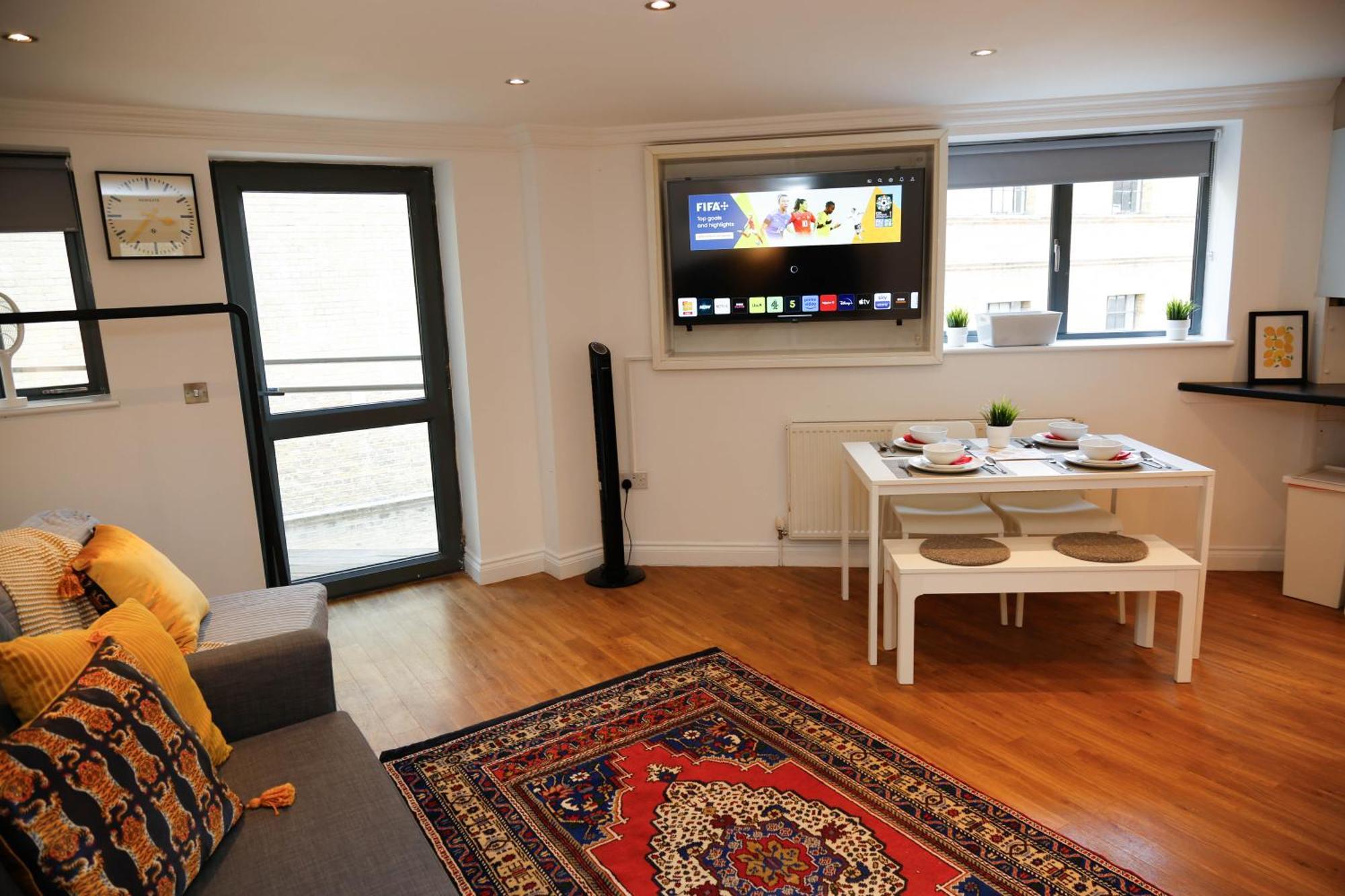 New Luxury In Location Next To Shops, Cafes, Bars & Metro *