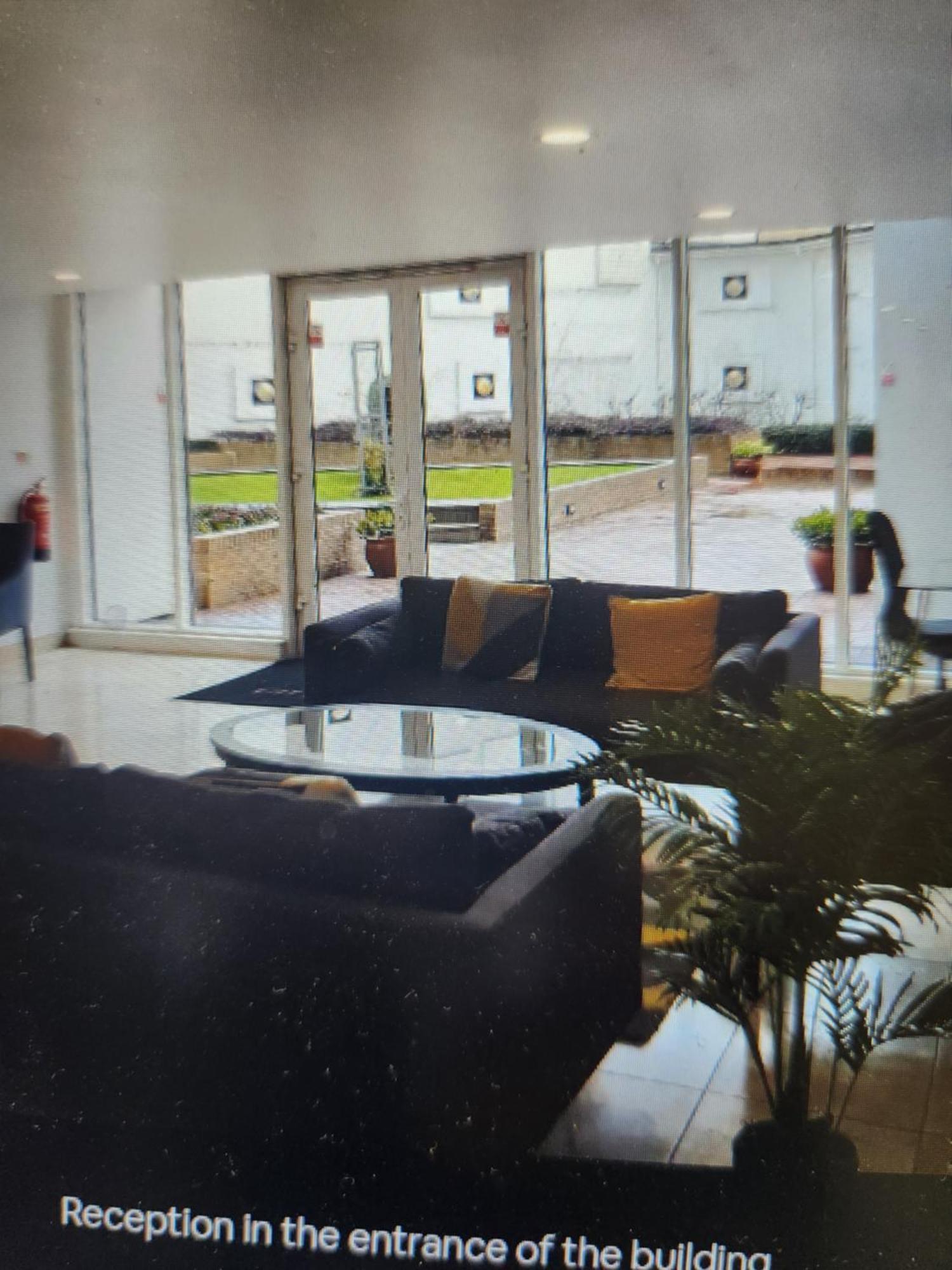 Luxurious Flat Overlooking Canay Wharf London