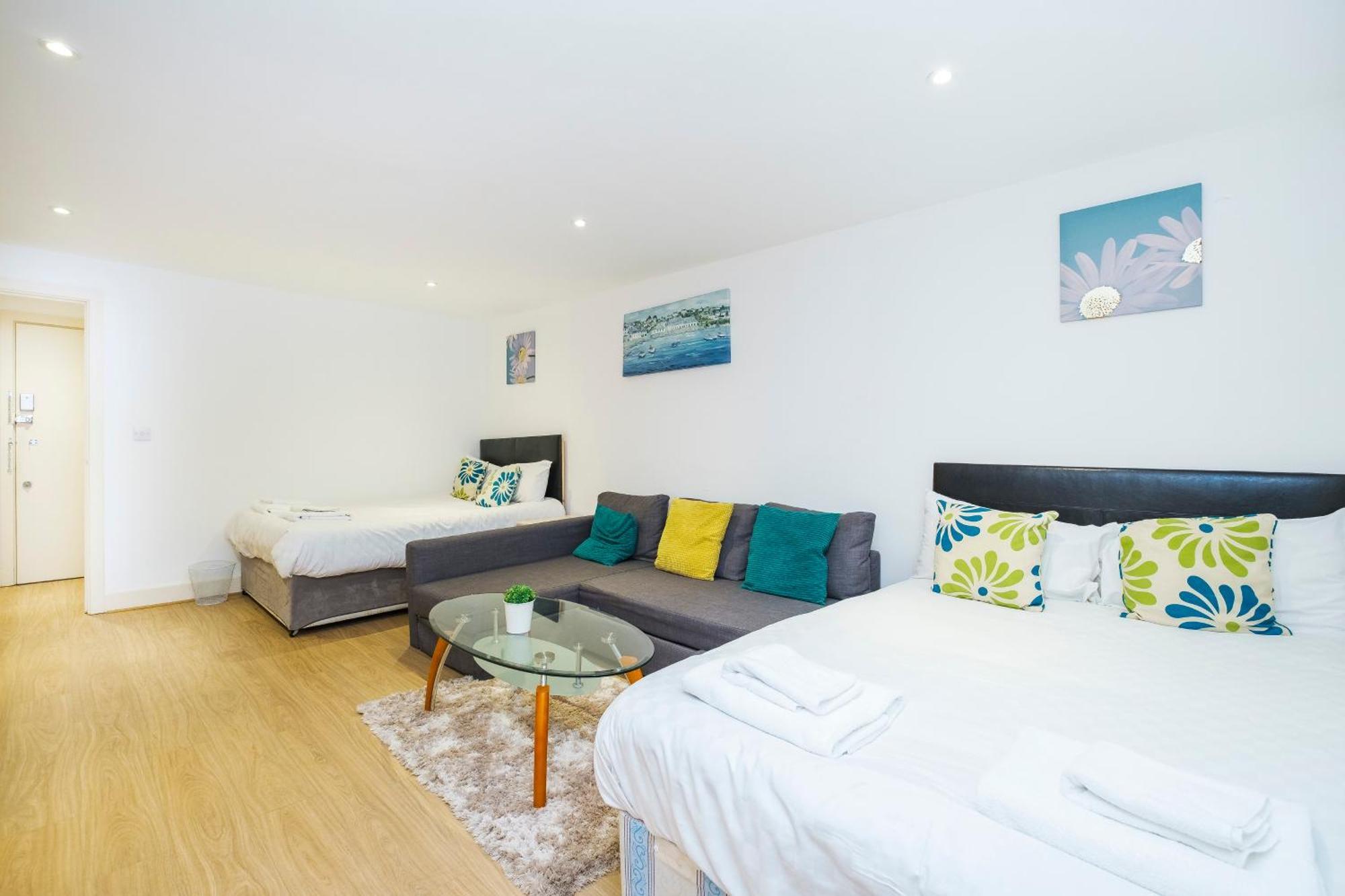 Heads On Bed - Docklands Canary Wharf Excel Apartment London