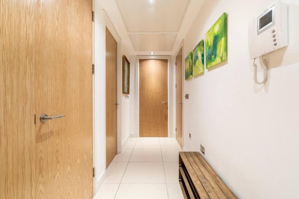 1 Bedroom Penthouse Flat In East Apartment London