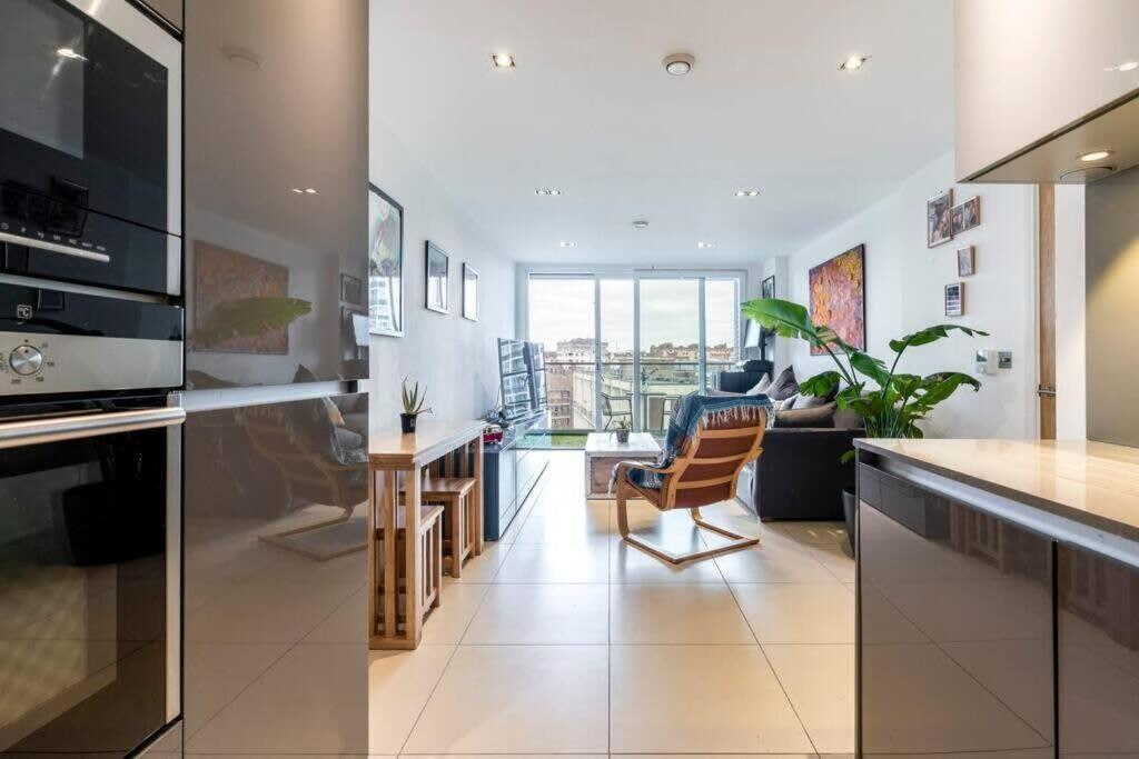 1 Bedroom Penthouse Flat In East Apartment London