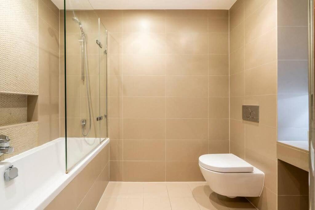 1 Bedroom Penthouse Flat In East *