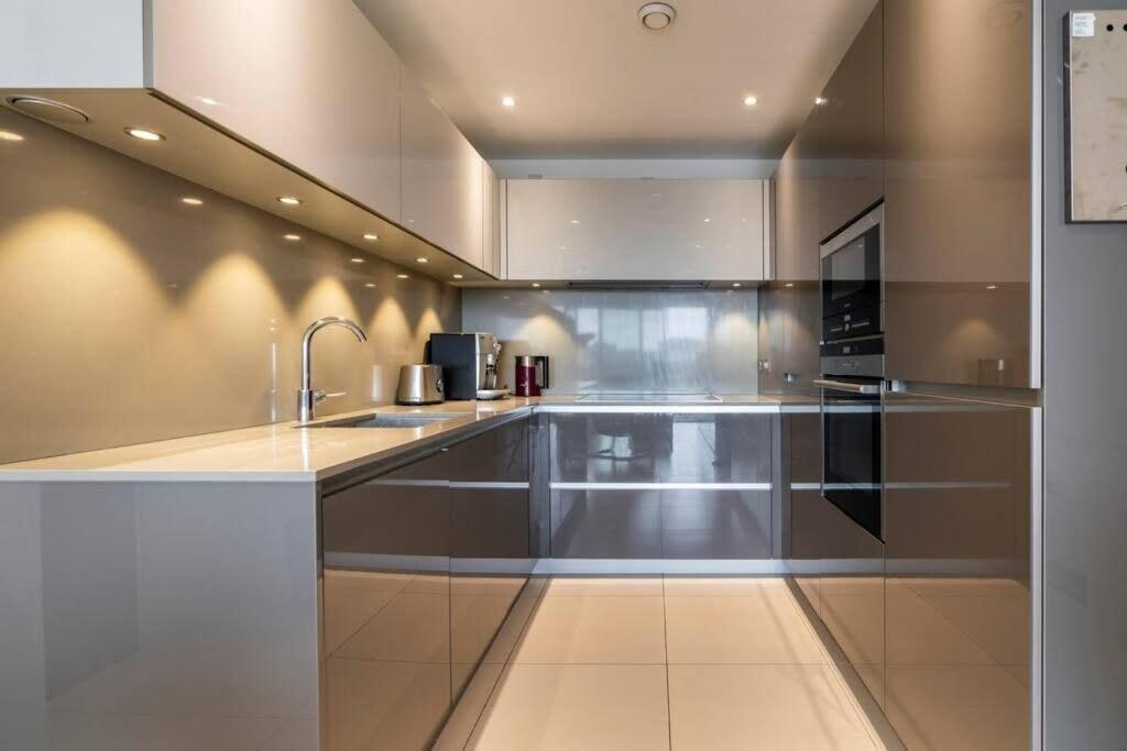 1 Bedroom Penthouse Flat In East * London