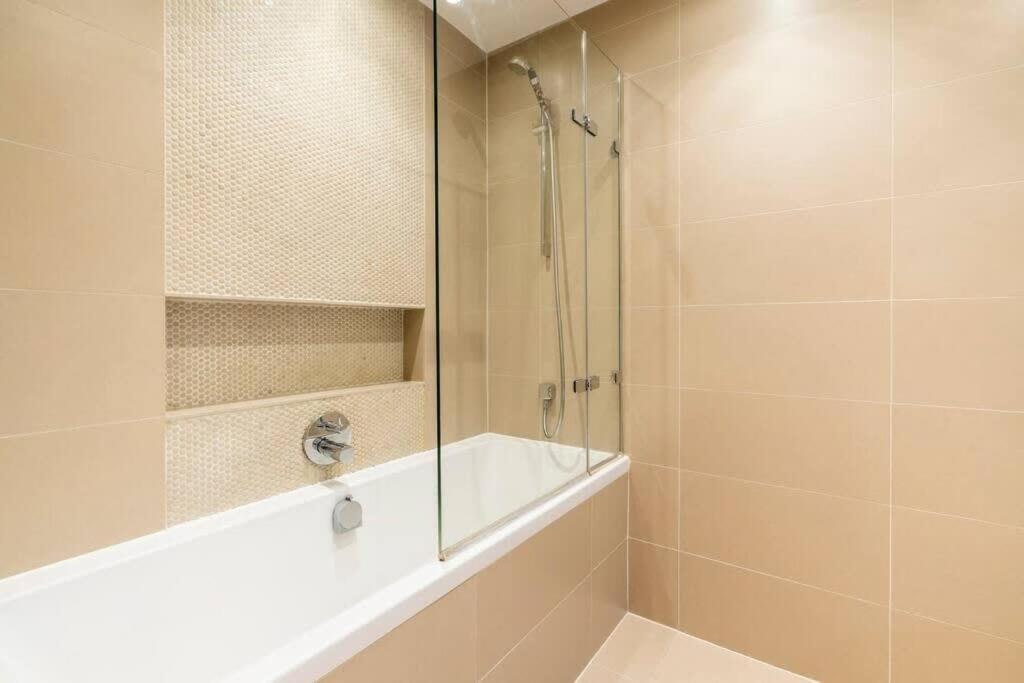 1 Bedroom Penthouse Flat In East London