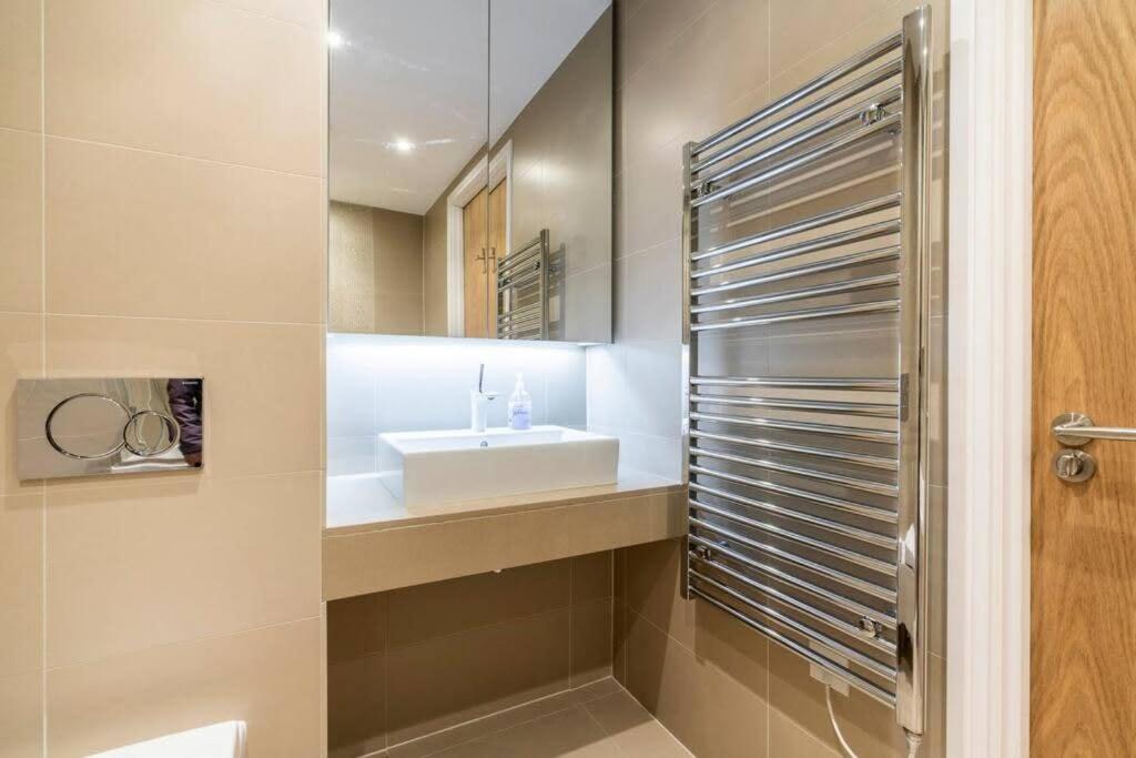 1 Bedroom Penthouse Flat In East Apartment