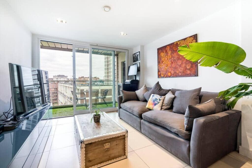 1 Bedroom Penthouse Flat In East * London