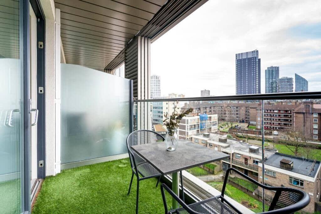 1 Bedroom Penthouse Flat In East Apartment London
