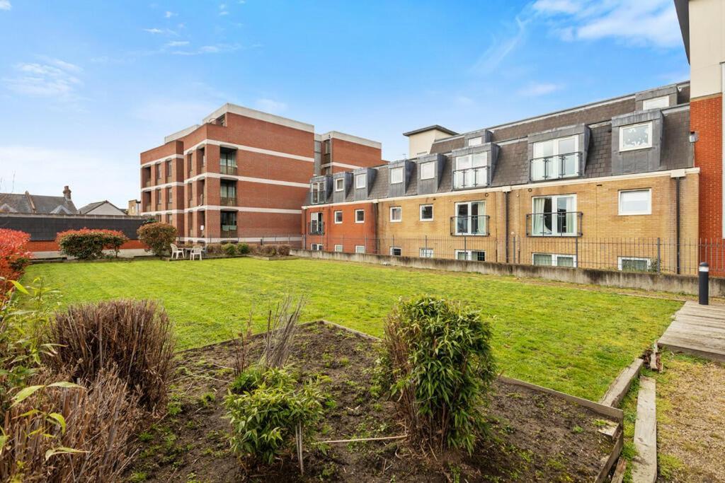 Spacious 5 Min Walk To Leytonstone Underground Station And 5 Stops To Zone 1 London