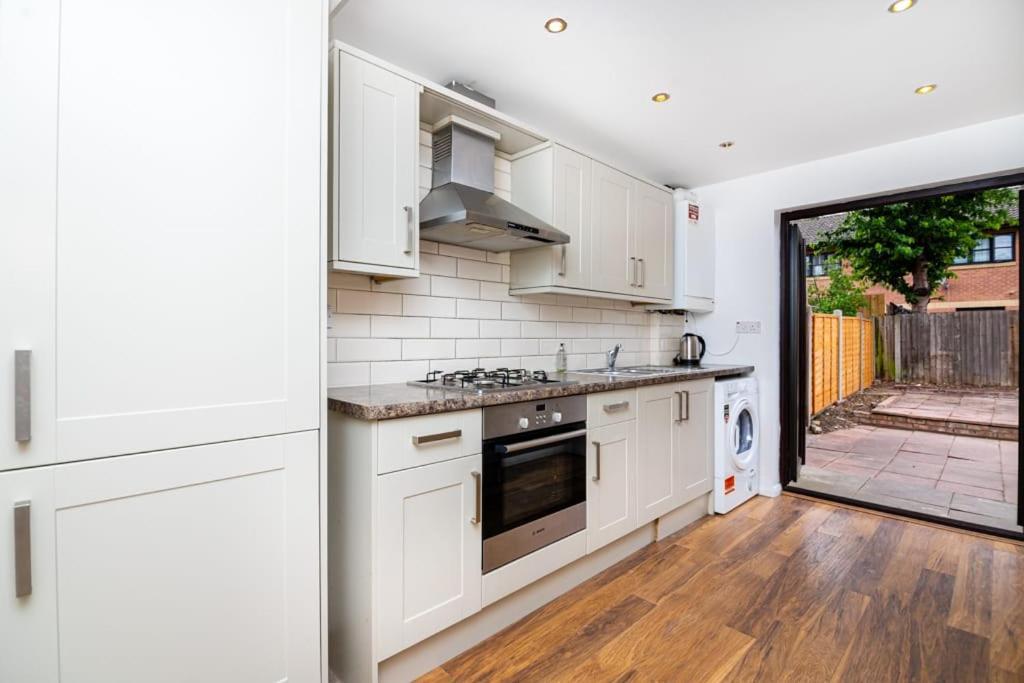 Guest house Modern House Just Refurbished *