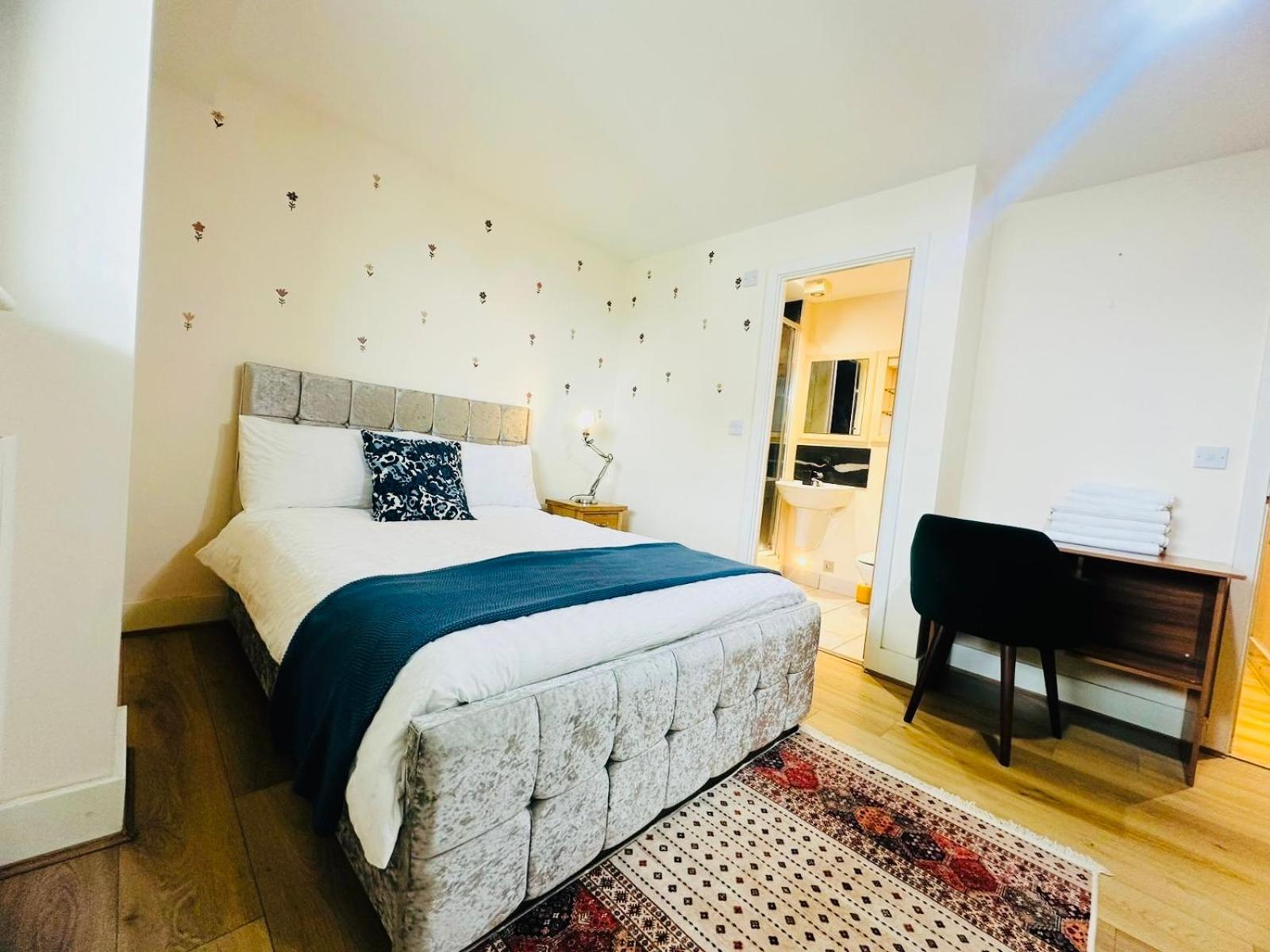 Modern 2bed 2bath Canary Wharf - Upto 5 Person Apartment *