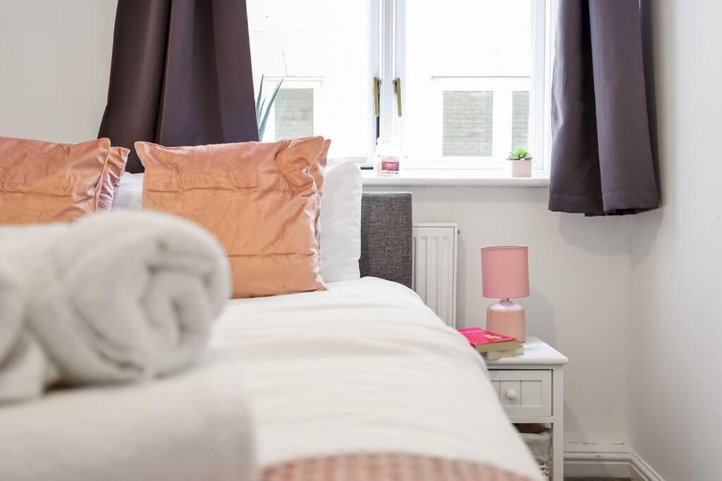 3-bedroom Short Term & Flexible Renting Limehouse With Free Wifi & Free Parking London