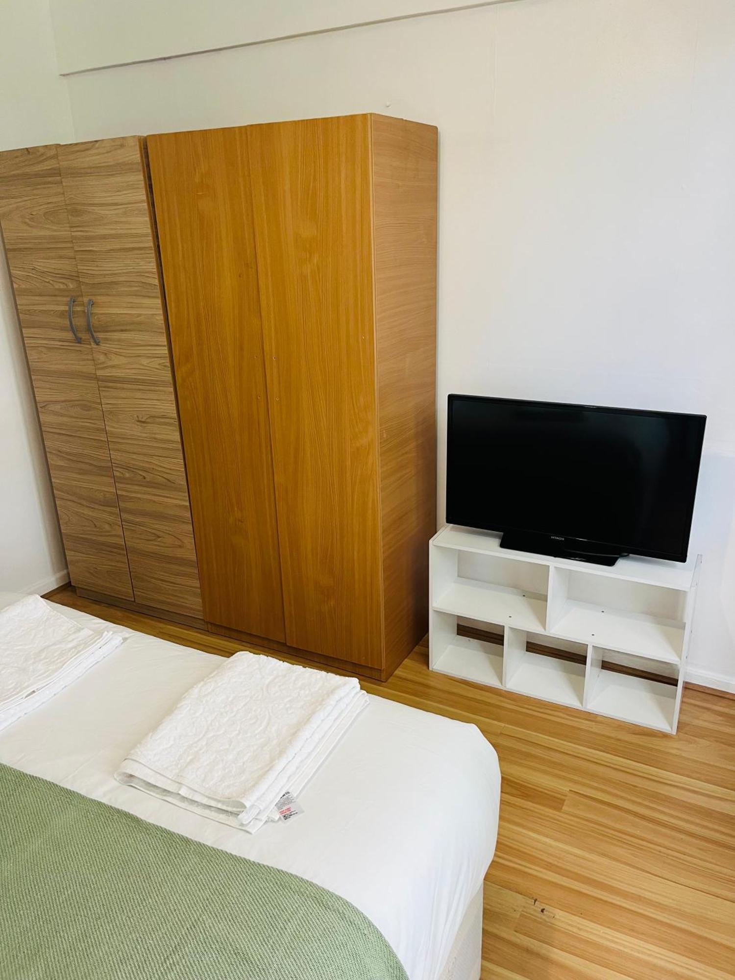 Apartment Ensuite With Kitchen Ext Large With Balcony In Zone 2