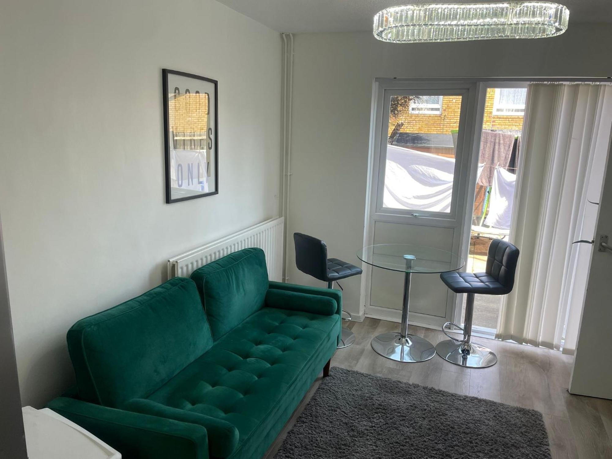 Casa de férias New! 4 Bedroom House With Garden And Lawn *
