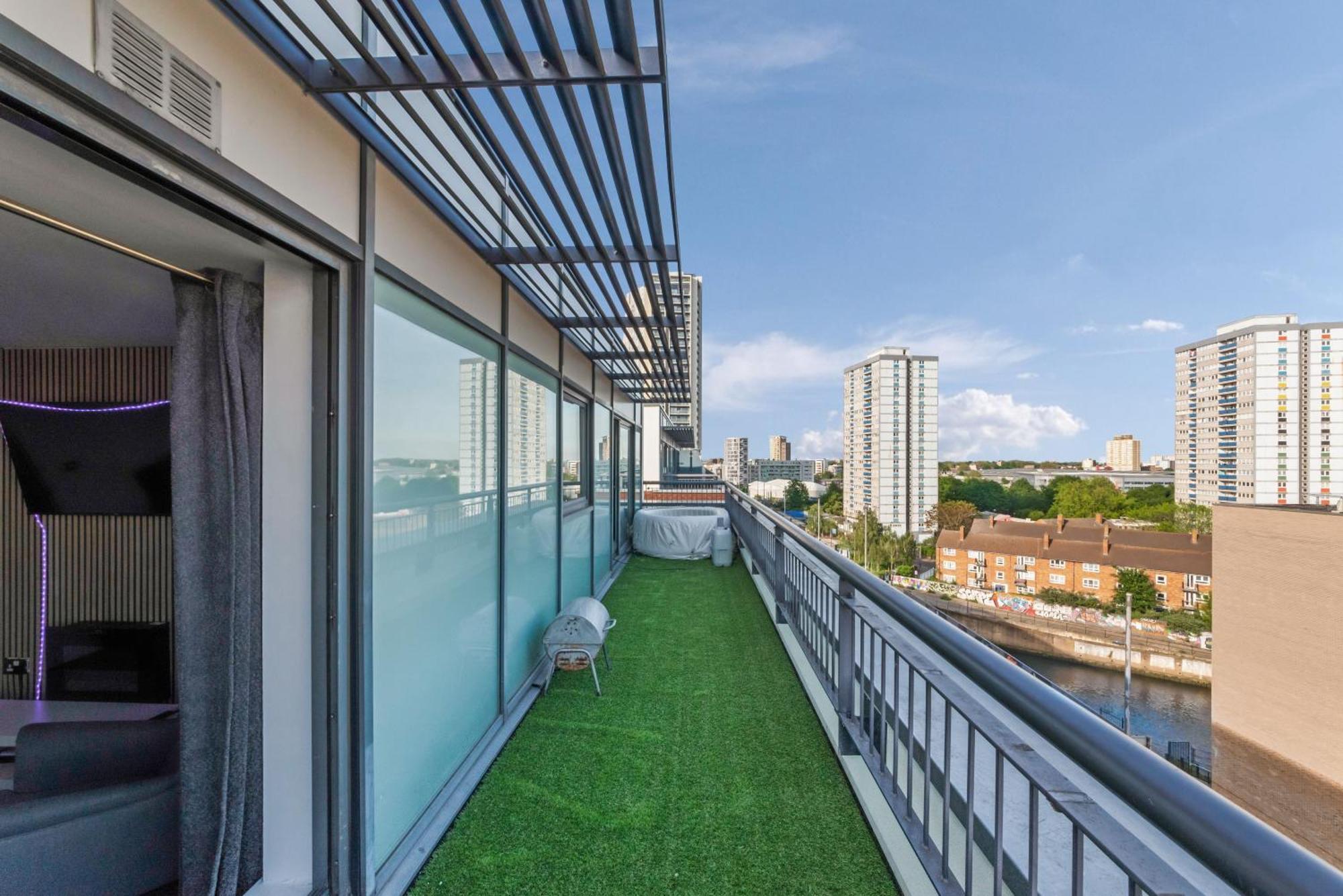 Penthouse W/ Hot Tub Near Stratford, Westfield Apartment London
