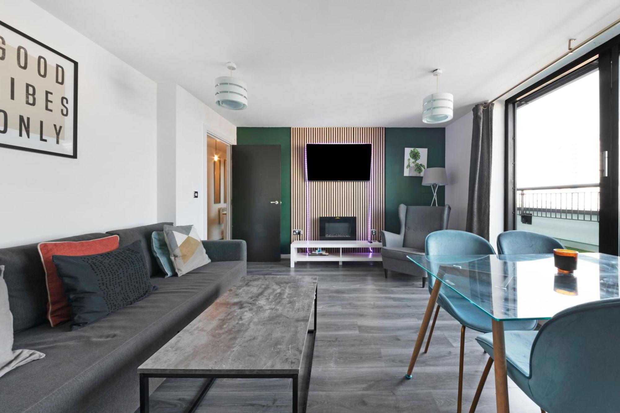 Penthouse W/ Hot Tub Near Stratford, Westfield Apartment