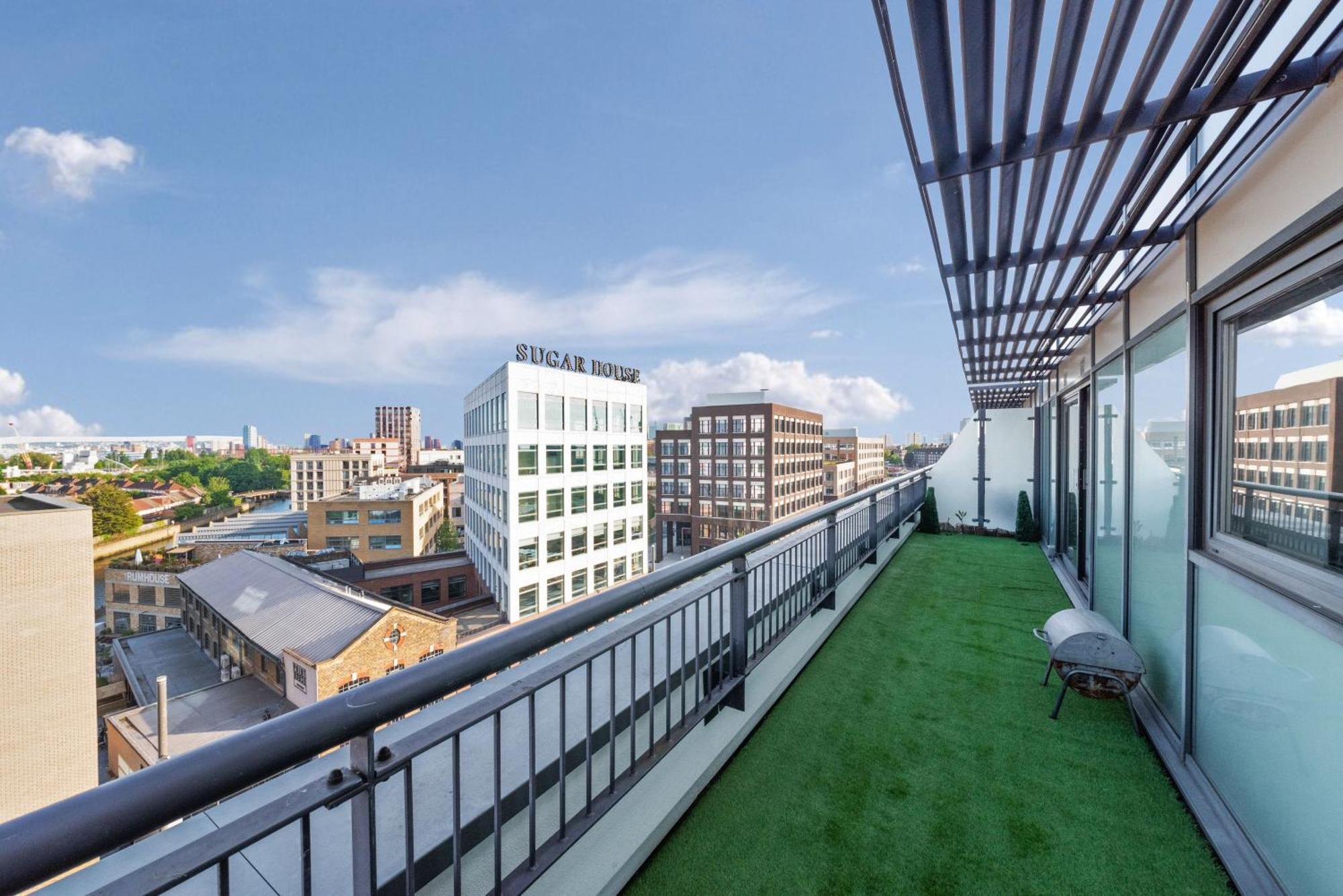 Penthouse W/ Hot Tub Near Stratford, Westfield Apartment *
