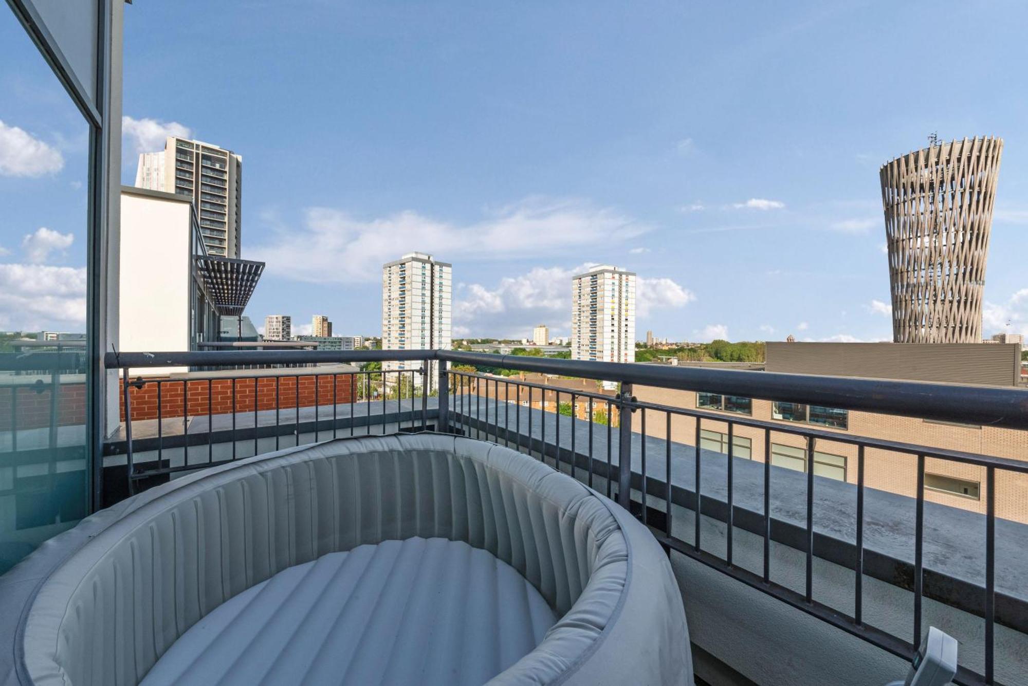 Penthouse W/ Hot Tub Near Stratford, Westfield London