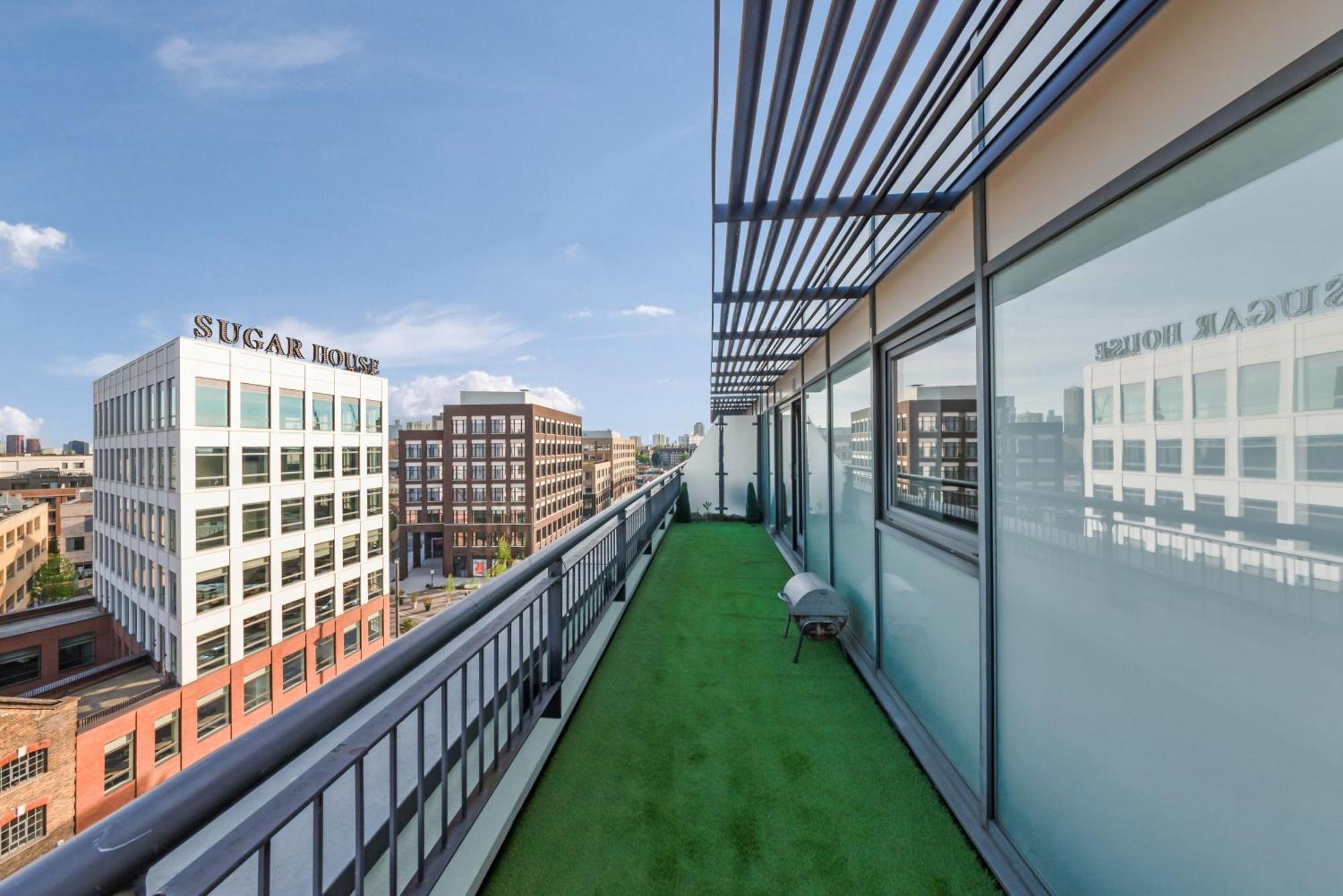 Penthouse W/ Hot Tub Near Stratford, Westfield Apartment *