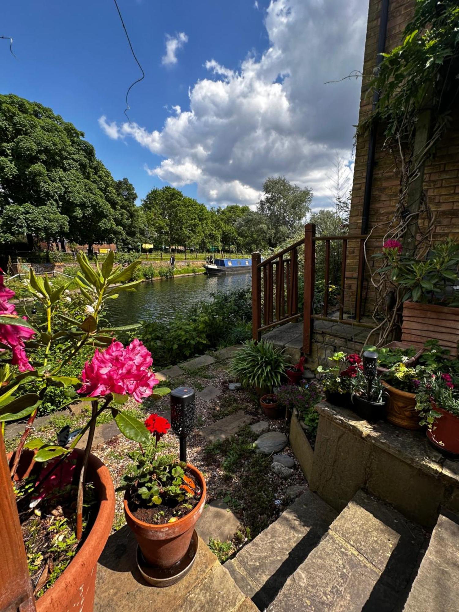 Canal View House: Of Oasis Apartment