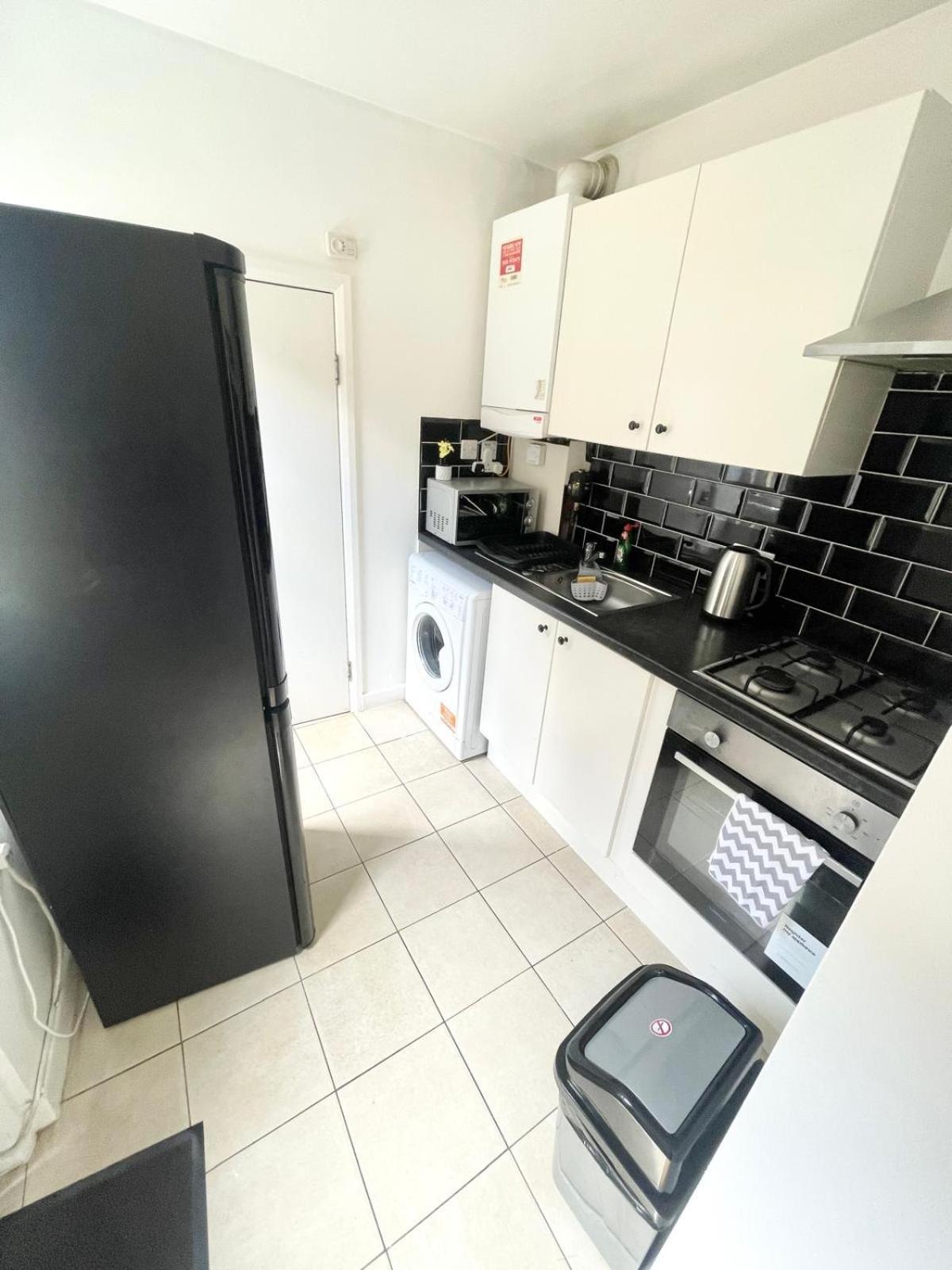 Apartment Flat With Private Patio In Stratford *
