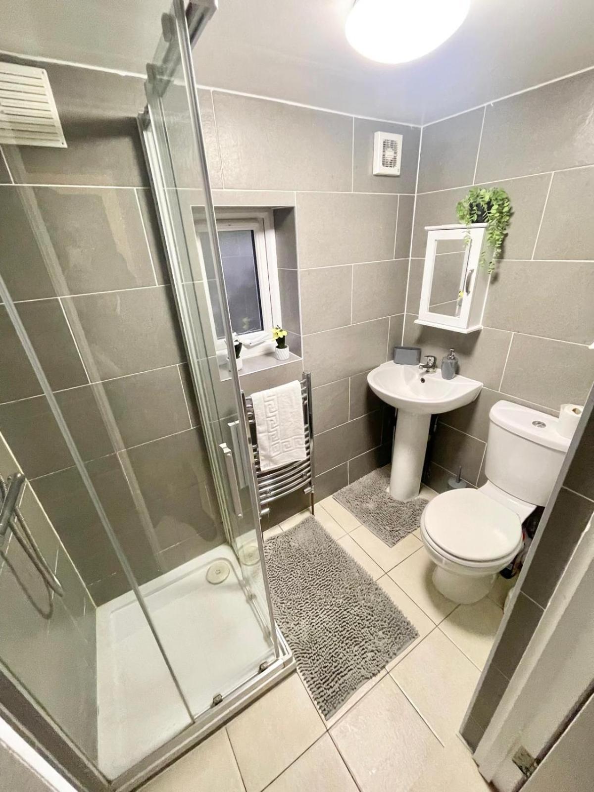 Apartment Flat With Private Patio In Stratford *