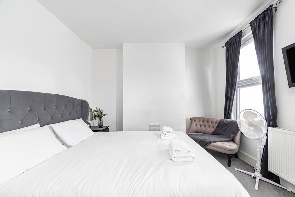 Spacious & Chic 3-bed House Near
