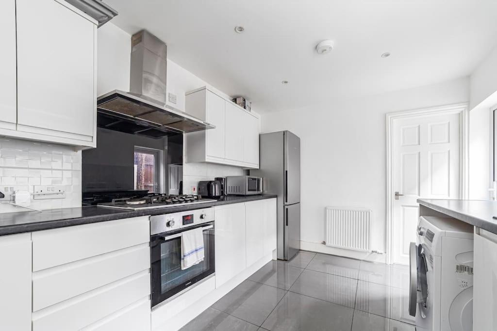 Apartment Spacious & Chic 3-bed House Near *