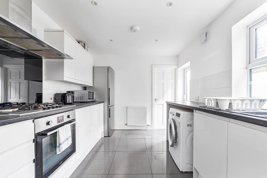 Spacious & Chic 3-bed House Near Apartment
