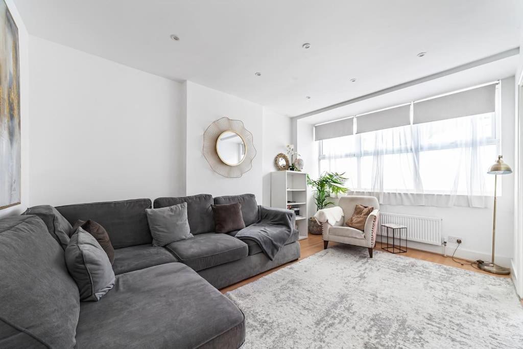Apartment Spacious & Chic 3-bed House Near London