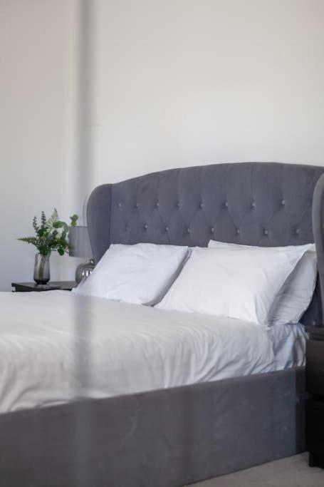 Spacious & Chic 3-bed House Near Apartment