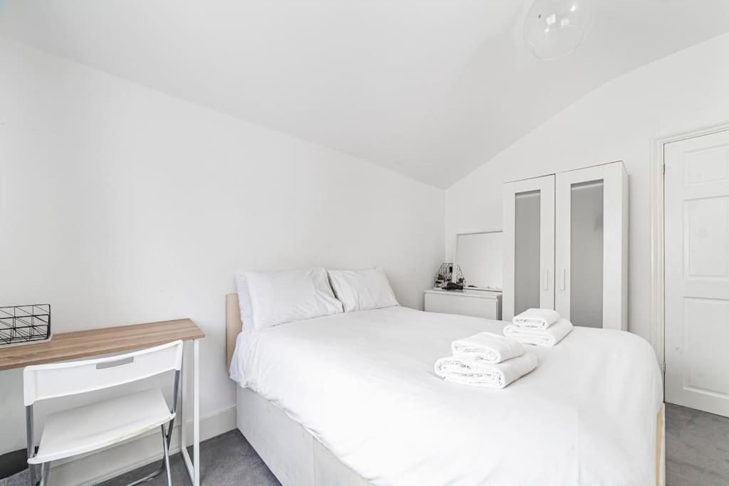 Spacious & Chic 3-bed House Near Apartment