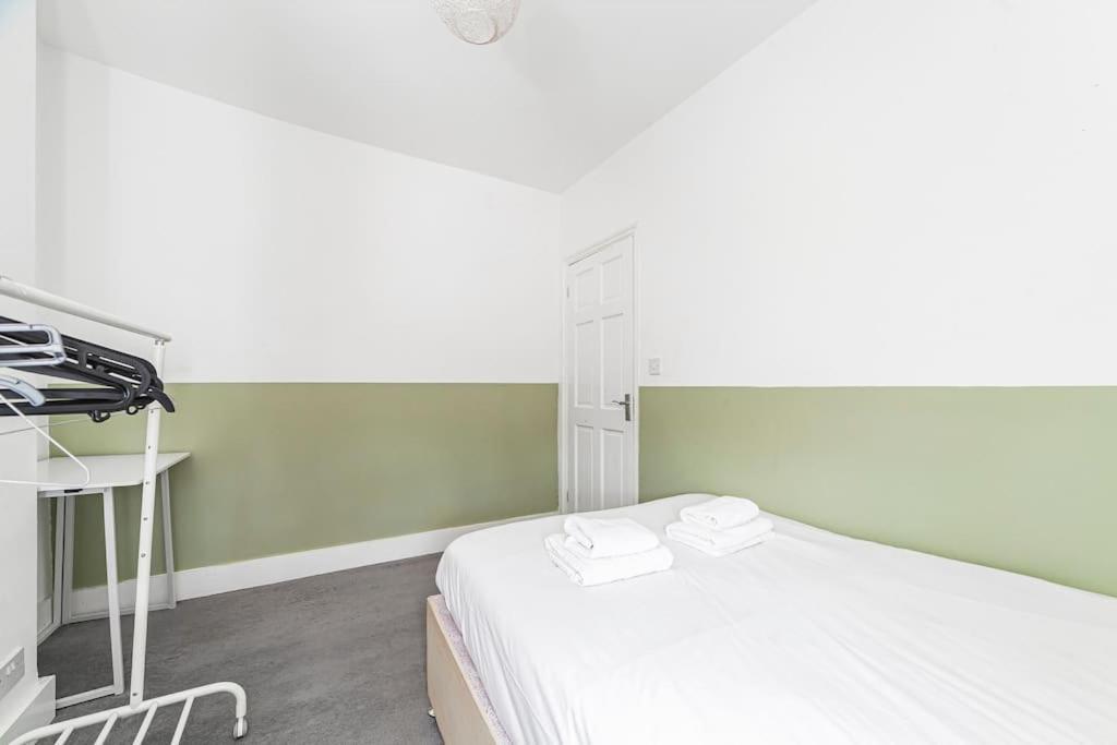 Spacious & Chic 3-bed House Near Apartment *