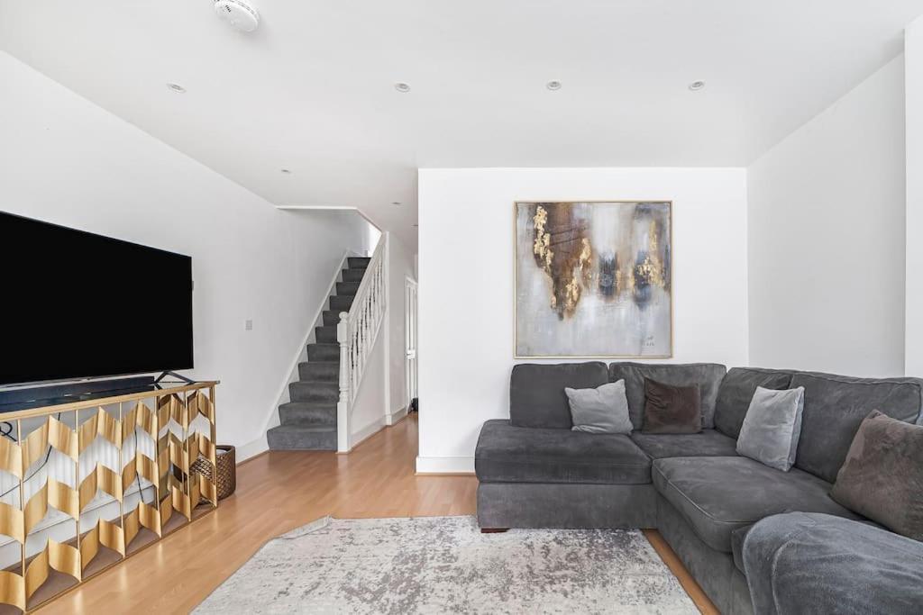 Apartment Spacious & Chic 3-bed House Near